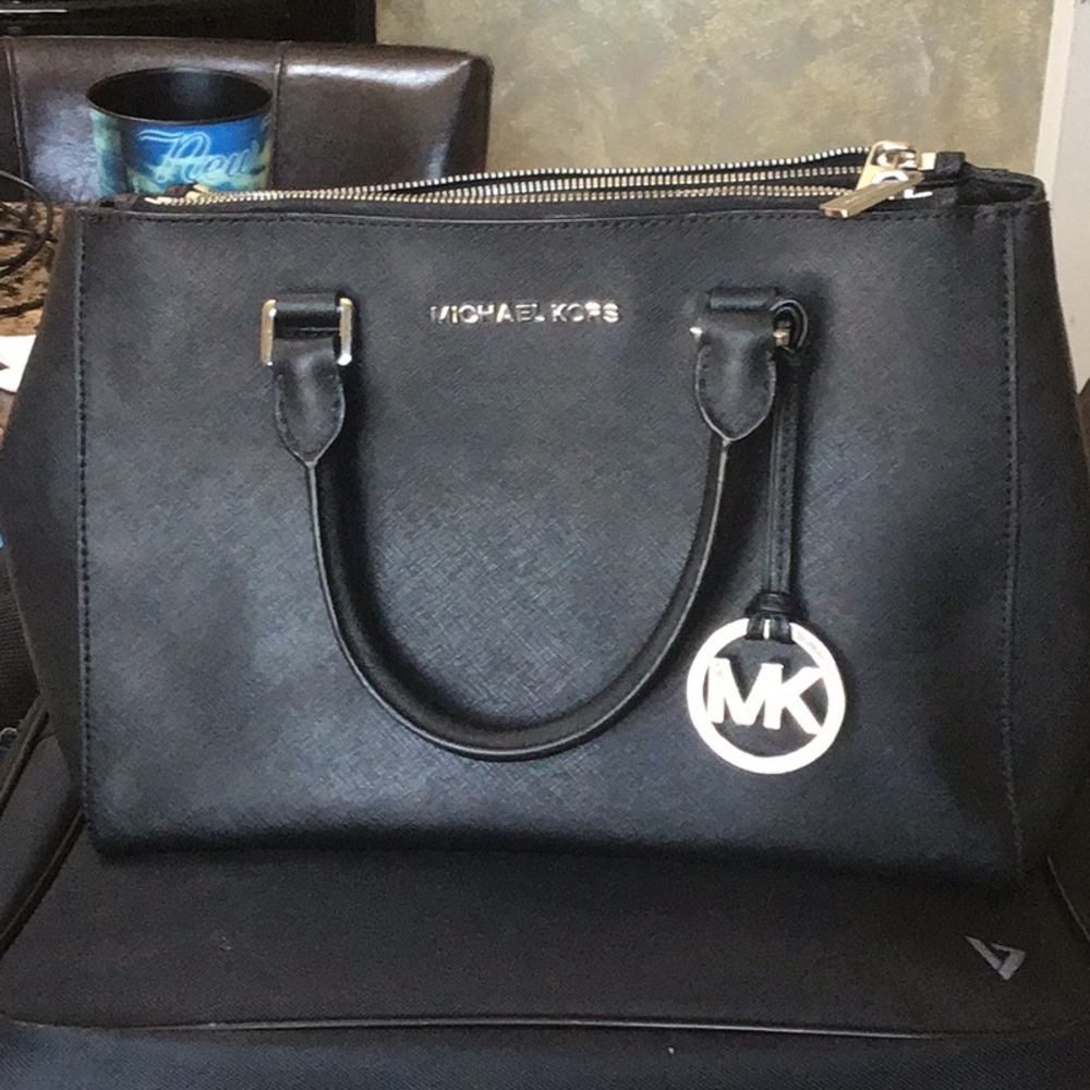 Black Michael Kors pocketbook